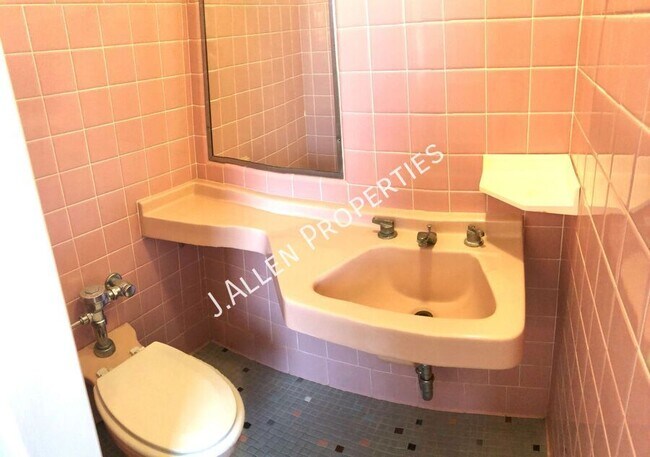 Building Photo - Huge, Rare 3 bed in Charming Building