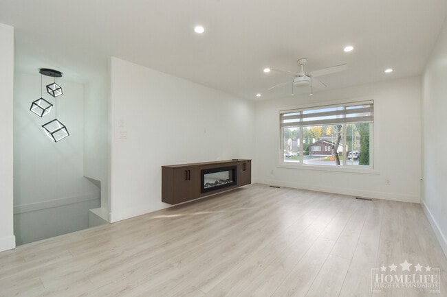 Photo du bâtiment - Family-Friendly 3-Bedroom Upper-Floor Home...