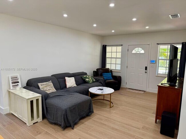 Foto del edificio - 15800 NE 15th Ave