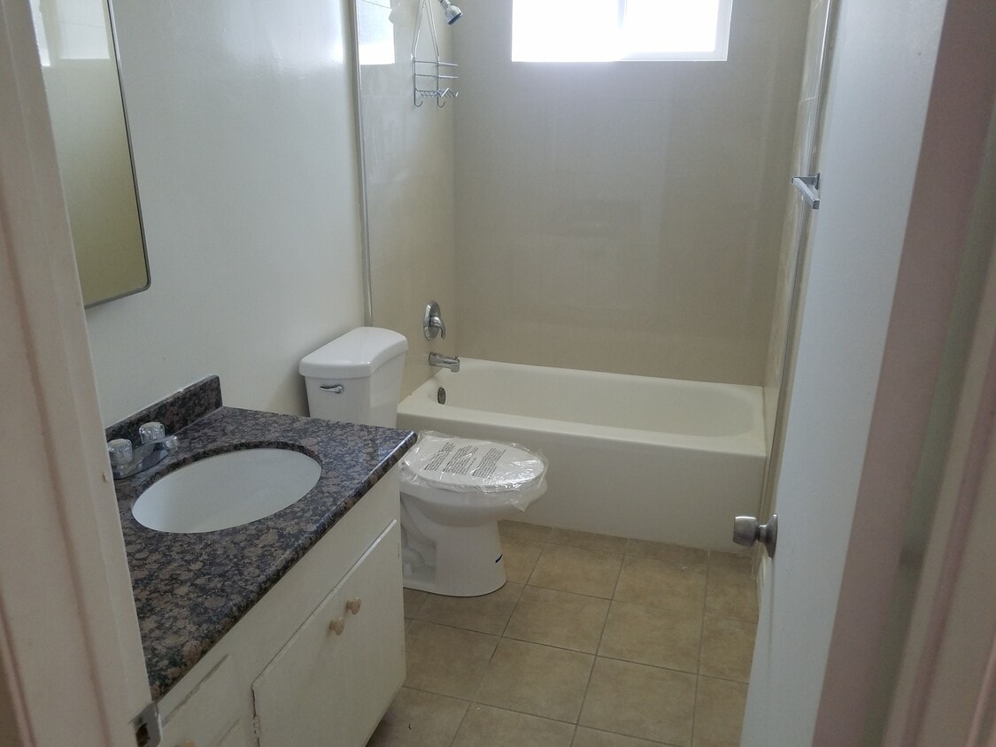 Primary Photo - 2031 E Almont Ave