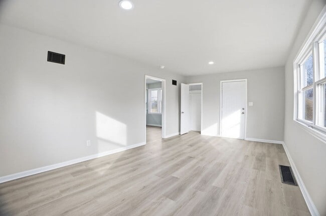 Foto del edificio - Updated 2 Bed, 1 Bath Home with Modern Finishes & Off-Street Parking