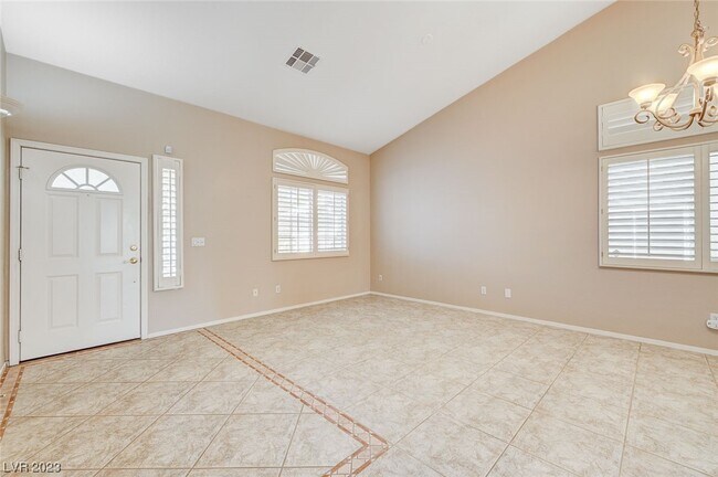 Building Photo - 692 Pansy Pl