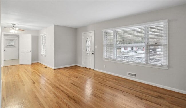 Foto del edificio - 2120 Meadowbrook Ln SE