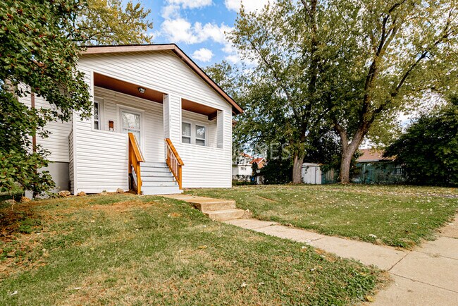 Building Photo - Charming 2 Bedroom in St. Louis!