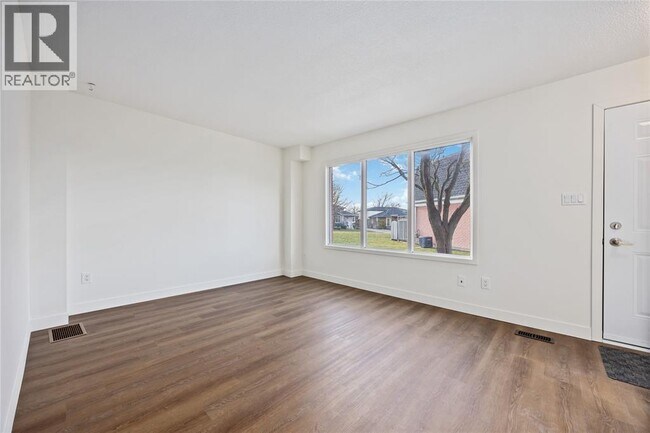 Photo du bâtiment - 82 Finch Dr