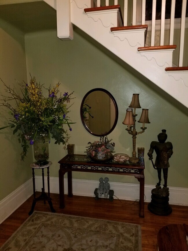 Foyer - 2231 Marengo St