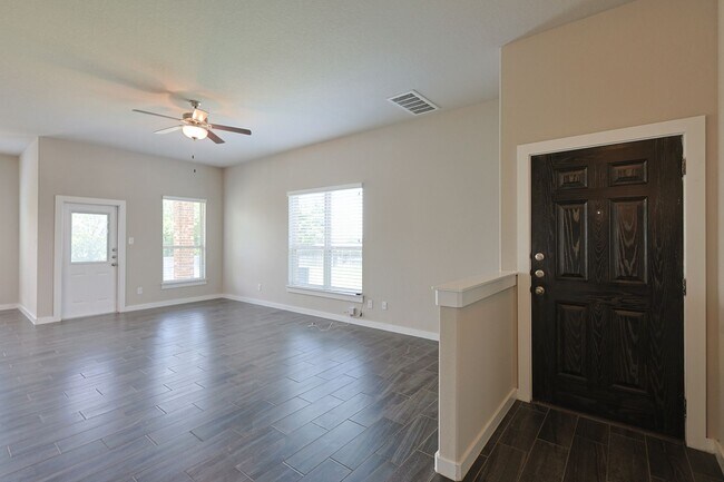 Building Photo - 422-426 Creekside Curve
