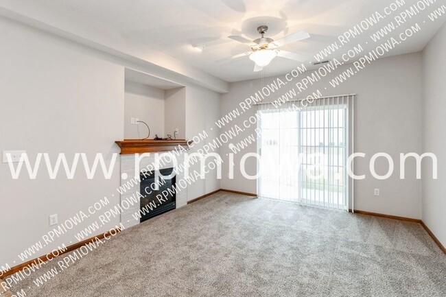 Building Photo - NEWLY UPDATED CONDO!! 3 Bedroom, 2 Bath Co...
