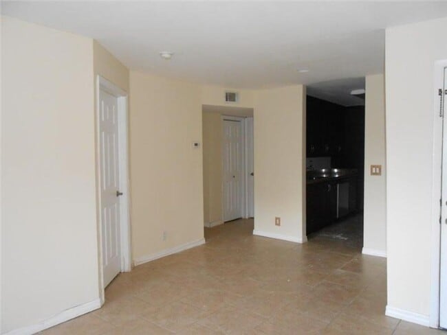 Building Photo - Updated 2 Bed/2 Bath Condo with Screened P...