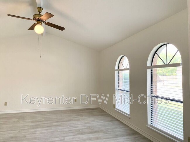 Building Photo - 303 Willow Springs Dr