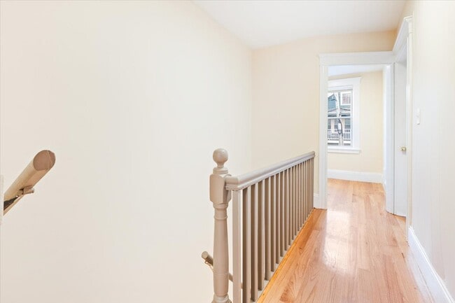Building Photo - 52 Roslyn St