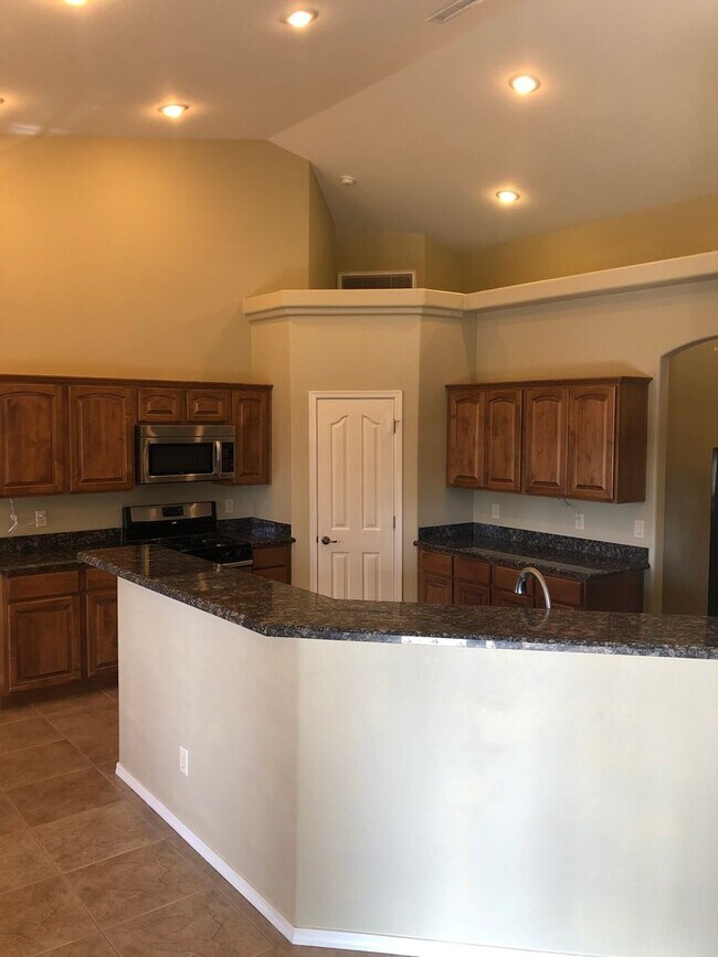 Foto del edificio - Four Bedroom Home w/3 Car Garage in Prescott