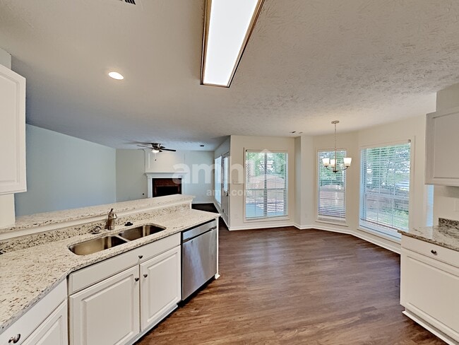 Foto del edificio - 555 Fosters Mill Ln NW