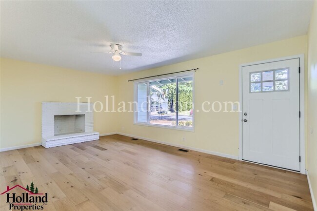 Building Photo - Cozy 3-Bedroom Home with Spacious Backyard...