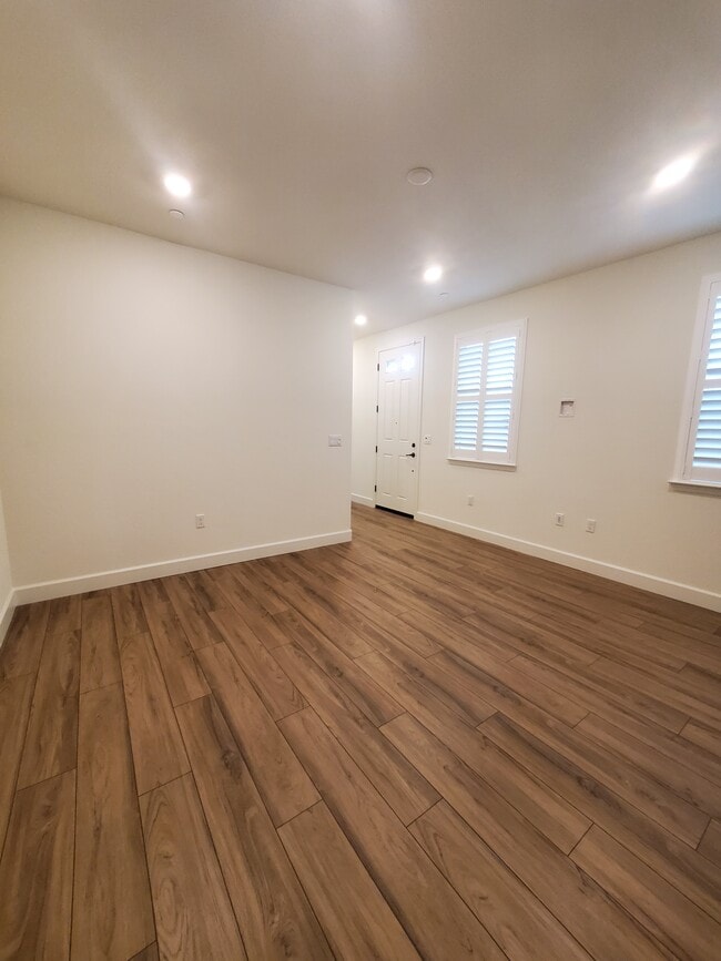 Building Photo - 4067 Stanwick Ave