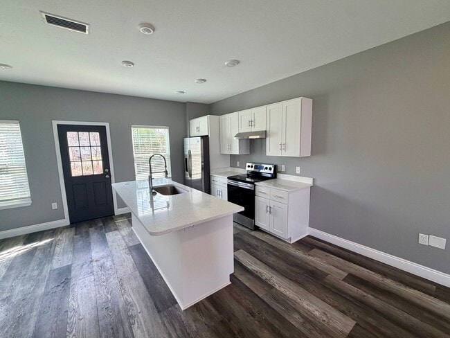 Building Photo - 4 bedroom 3 bath