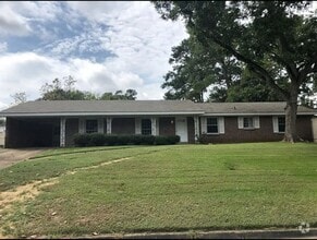 Building Photo - 119 Sycamore Dr