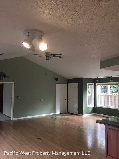 Building Photo - 4 br, 2 bath House - 3432 Bluff Ave SE