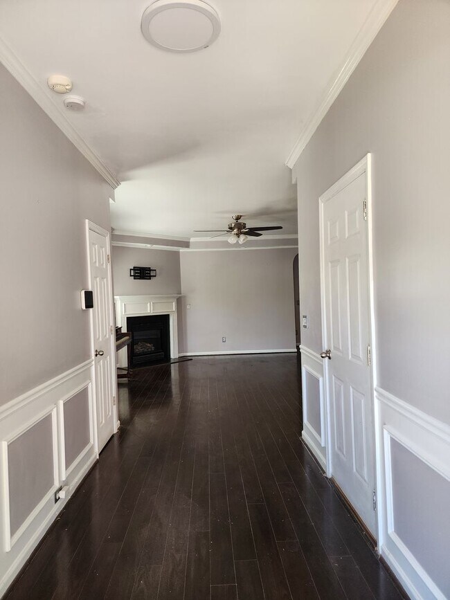 Foto del edificio - BEAUTIFUL 5 BEDROOM 3 BATHROOM HOUSE FOR RENT