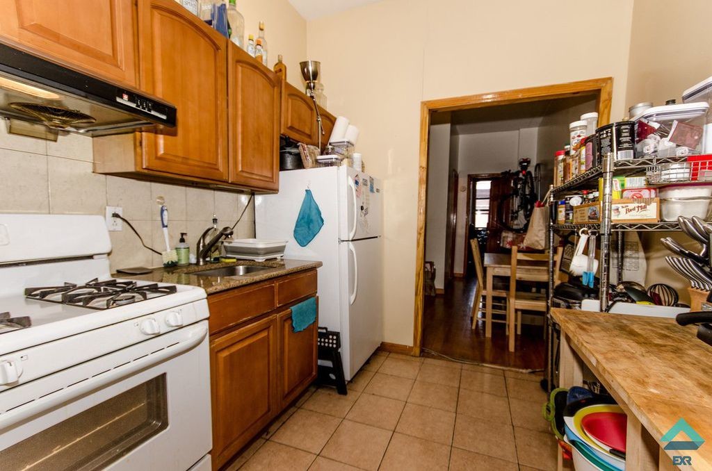 Shared Kitchen - 354 Melrose St
