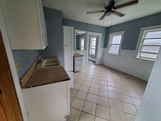 Building Photo - Upper 2 bedroom unit with all utilities in...