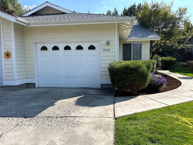 Foto del edificio - 1923 NE Derek Dr