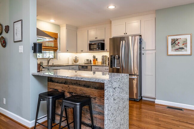 Foto del edificio - 844 Summerville Dr