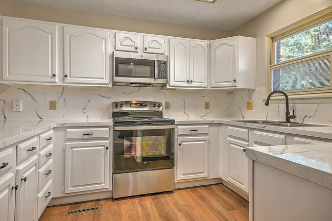 Building Photo - 501 Manor Dr