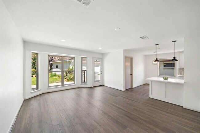 Foto del edificio - 10110 Bob White Dr