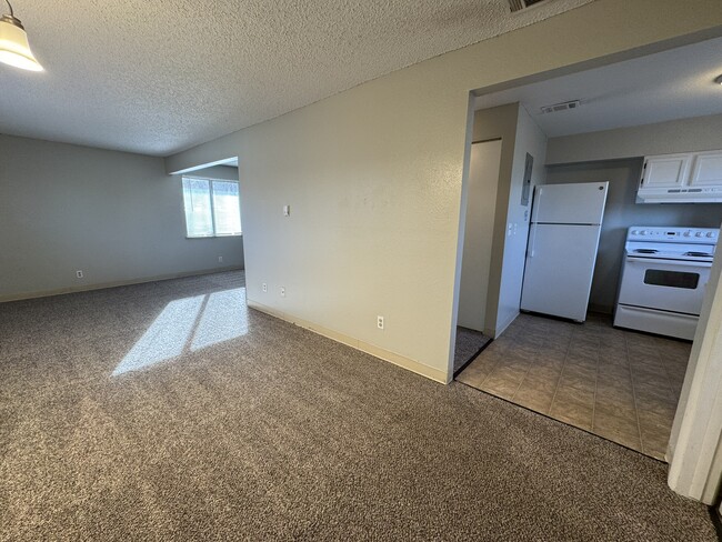 Building Photo - Spacious Split level 3 Bed/2 Bath Town hom...