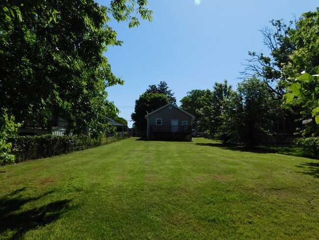 Building Photo - Cute 2 Bedroom 1 Bath House with Great Bac...