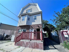 Building Photo - 920 Maplewood Ave