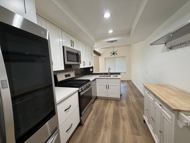 Foto del edificio - Updated modern townhouse 3 bed 1.5 bath