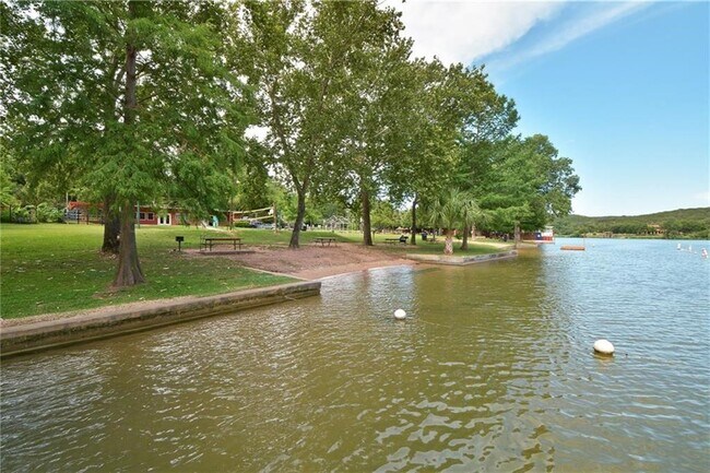 Foto del edificio - 2405 Bahama Rd