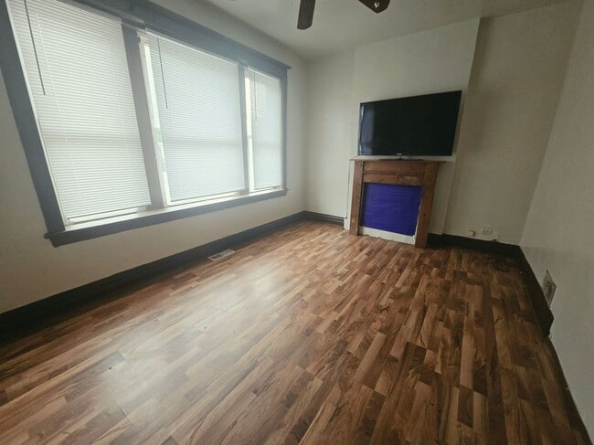Building Photo - 725 W 69th St