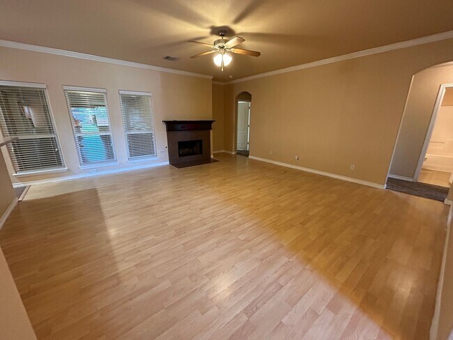 Building Photo - 4 Bedroom with Sunroom