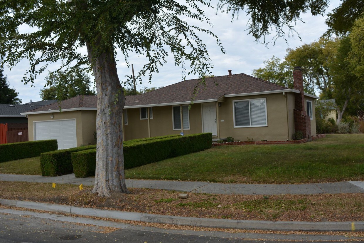 Primary Photo - 3 br, 1 bath House - 2401 FERNWOOD AVENUE