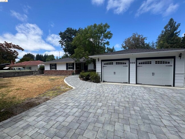 Building Photo - 890 Hawthorne Dr