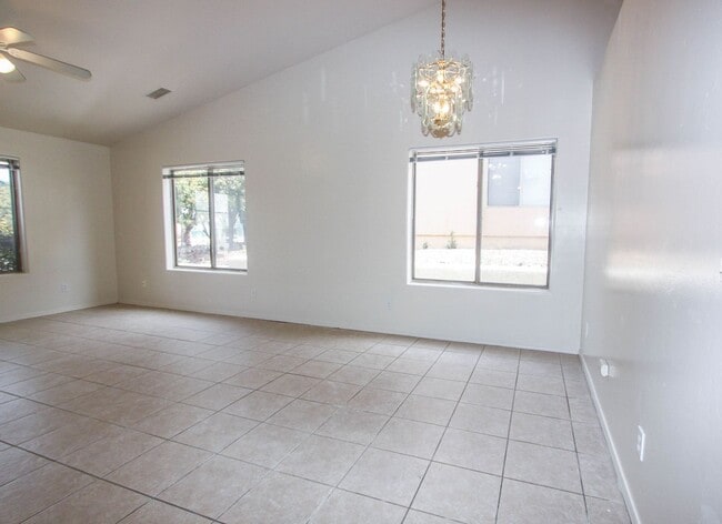 Foto del edificio - 8135 E Ashley Dr