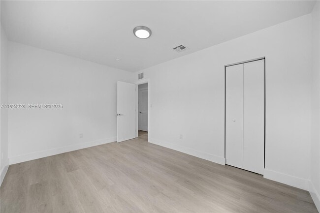 Foto del edificio - 2983 NW 1st St