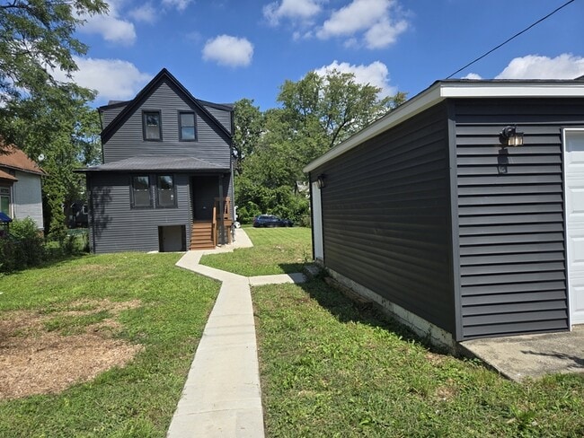 Building Photo - 429 W 102nd Pl