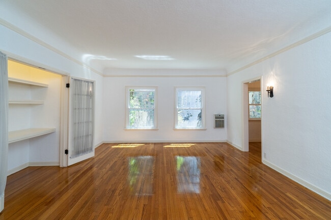 Living Room - 431 N Sycamore Ave