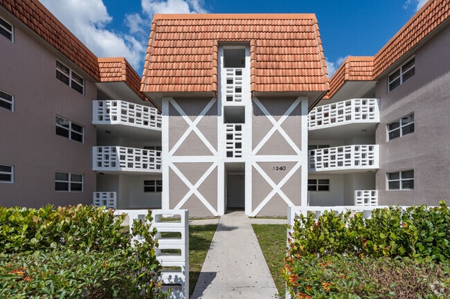 Building Photo - El Jardin Apartments