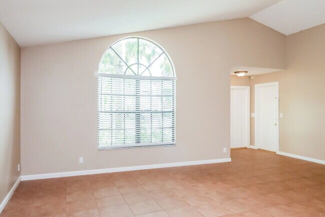 Foto del edificio - 575 NW 38th Ave