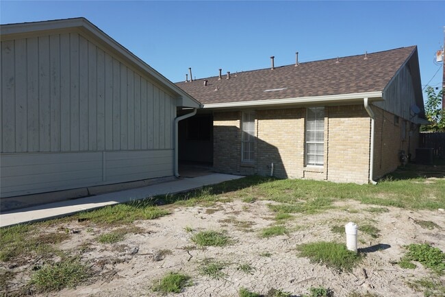 Building Photo - 1913 Normal Park Dr