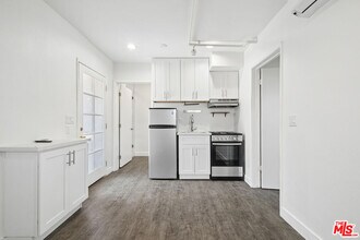 Building Photo - 9221 Alcott St