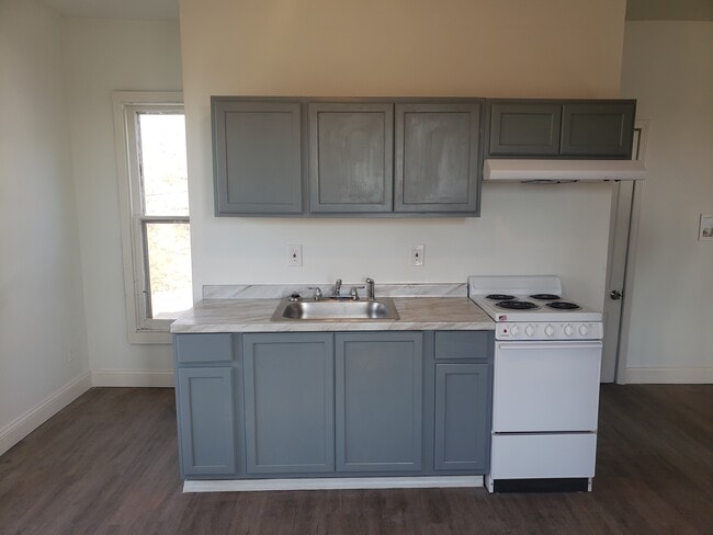 Building Photo - 605 hall st