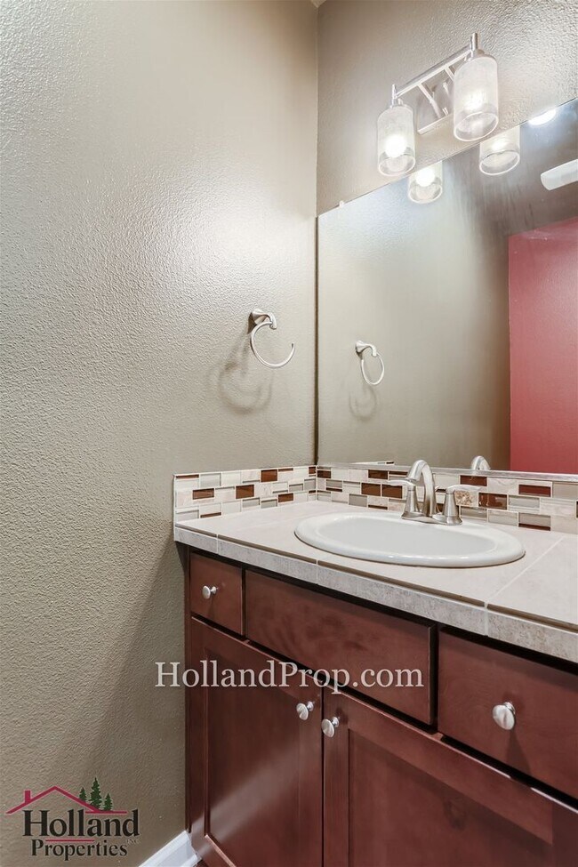 Building Photo - Pretty 2 Bedroom 2.5 bath Townhouse in a great location of Beaverton