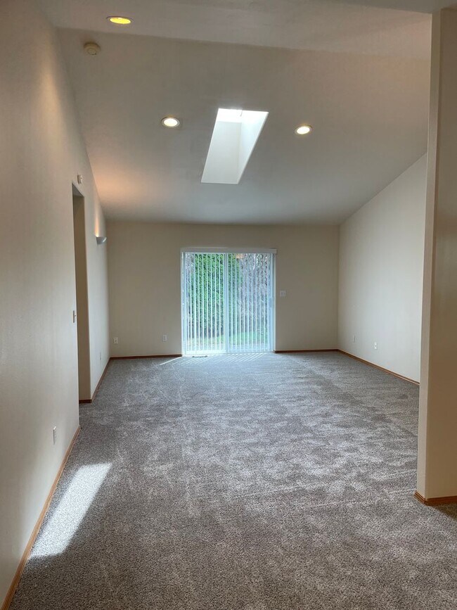 Foto del edificio - Spacious 3 bedroom 2 bathroom unit in Lake...
