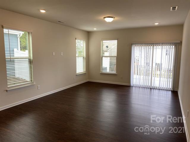 Foto del edificio - 6122 Hampstead Pond Ln